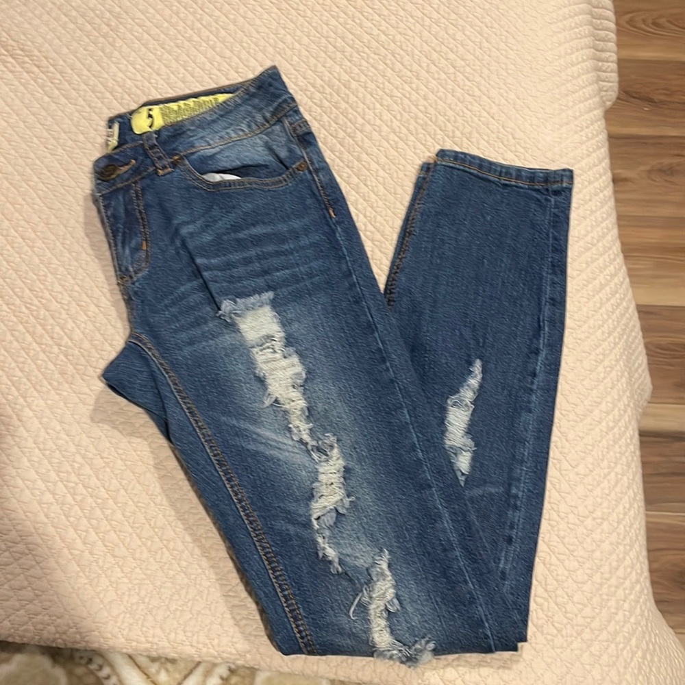 Ripped skinny jeans/ mid rise
